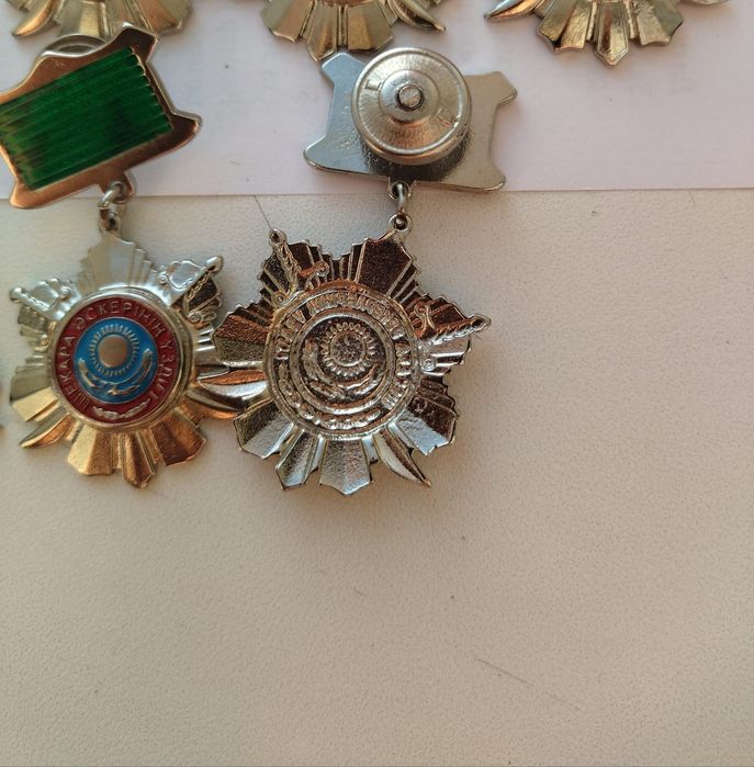 Продам значки, тяжёлые.