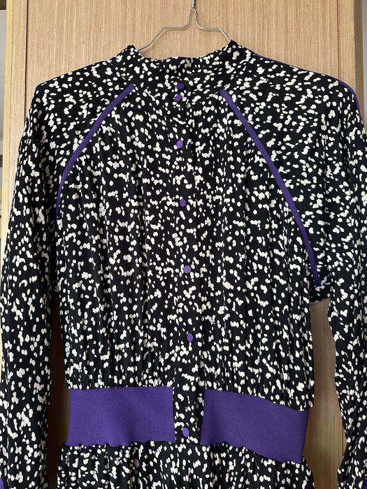 Черно-бяла рокля с лилави мотиви