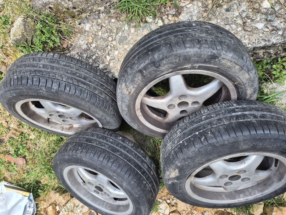 Продавам джанти с гуми.