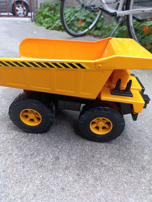 Детски колички - метален камион и пластмасов багер