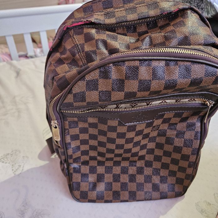 Кафява кожена раница  Louis Vuitton.
Носена, има следи от употреба, по