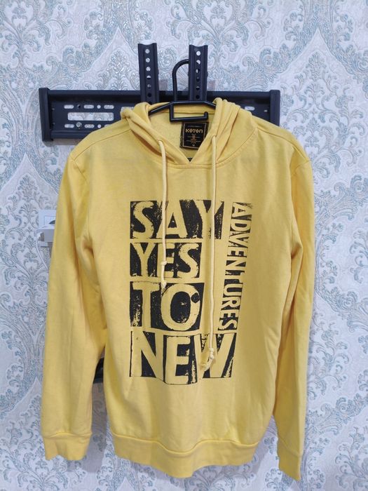 Толстовка желтого цвета с надписью размер М