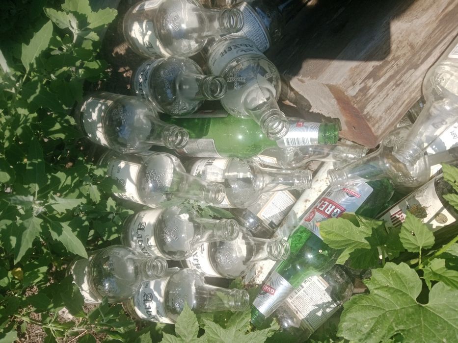 Отдам даром.бутылки