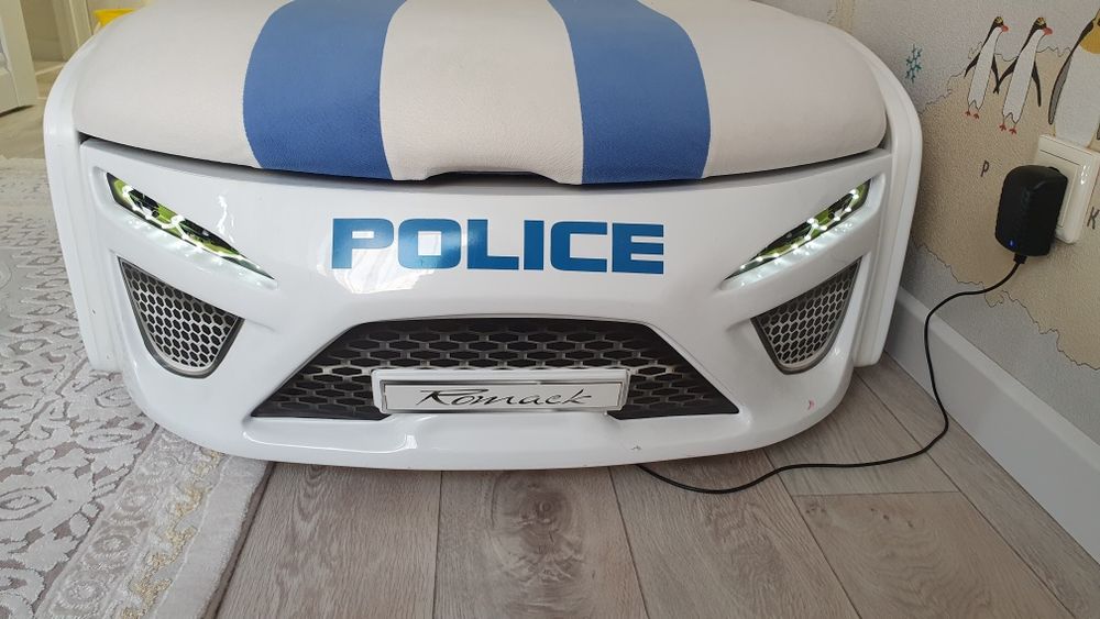 Детская кровать в форме машинки