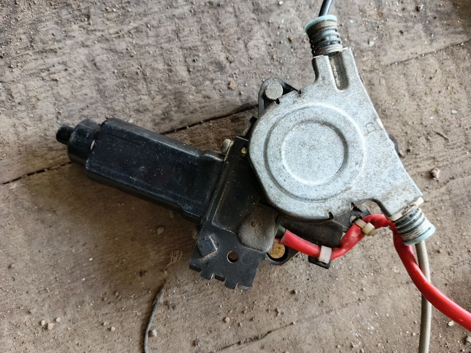 Стеклоподьемник на Mazda 323f левая водительская.