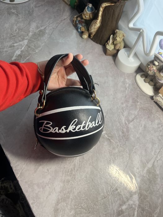 Genata in foarma de minge de bascket