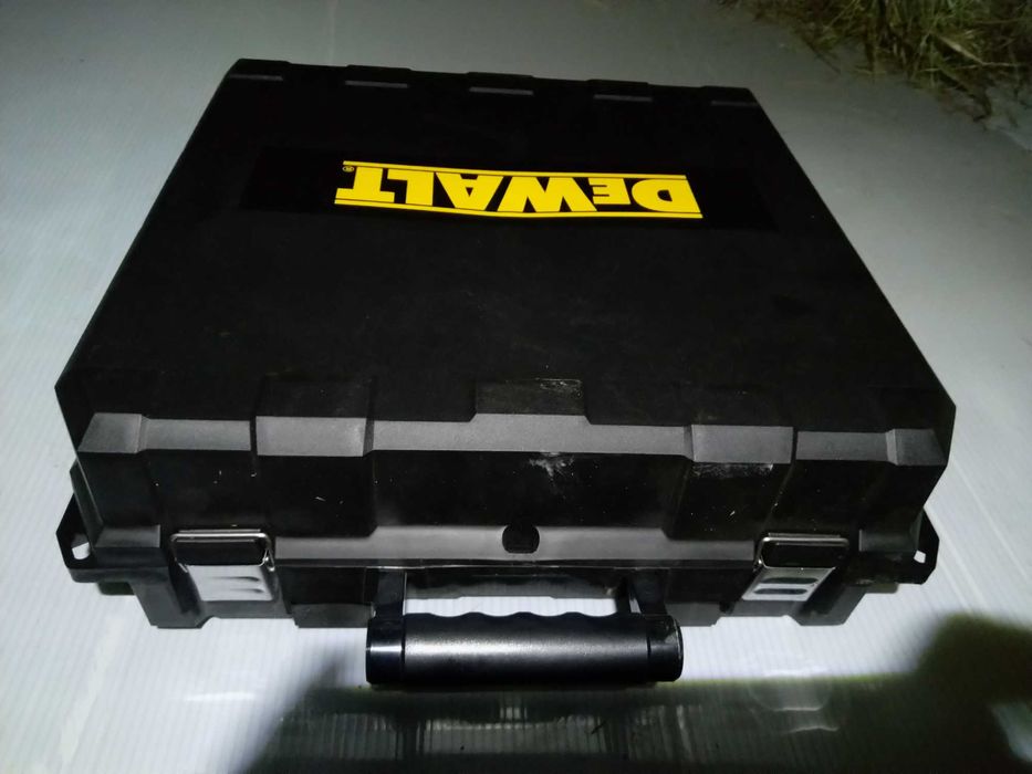 Куфари и зарядни DeWalt
