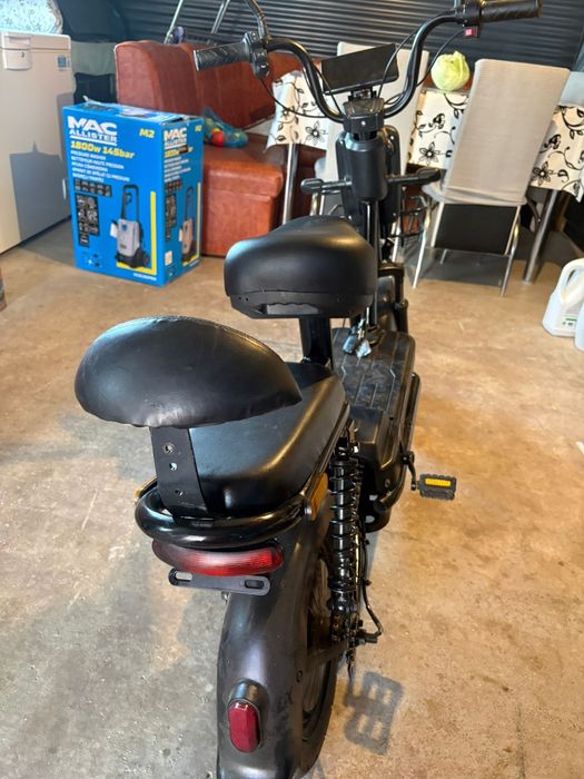 Scuter electric cu pedale