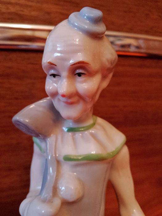 Два порцеланови клоуна