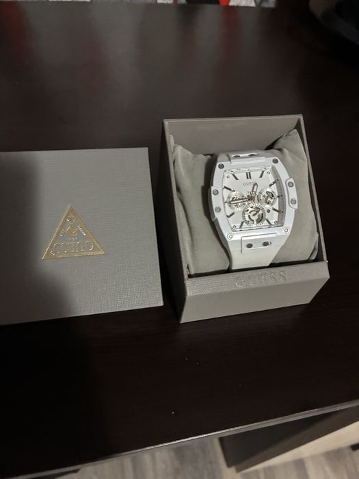 Часовник Guess бял