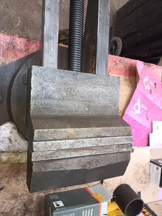 Фрезерные тисы,большие.