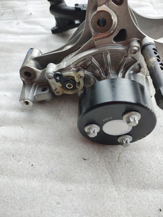 Pompa apa termostat cu suport BMW Seria 5 G30 B48B20B cod 8593269