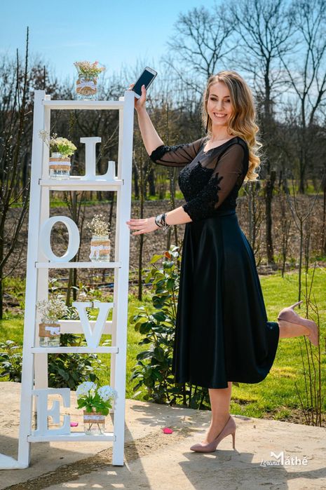 Vând rochie midi superbă, neagră cu broderie