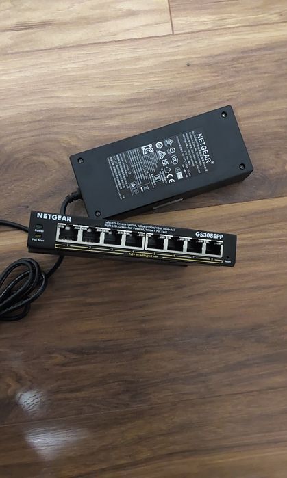 Switch de rețea NETGEAR, model GS308EPP, cu 8 porturi.