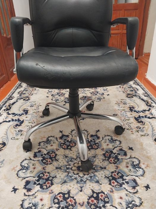 Офисное кресло кожанное