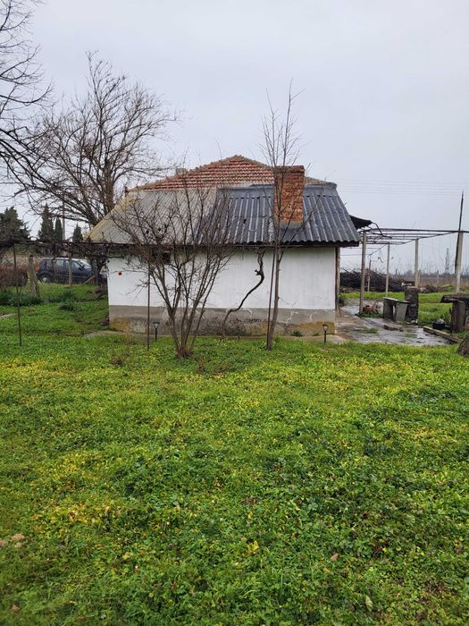 Продава къща с двор