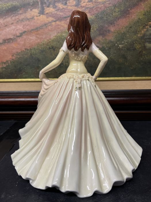Красива,порцеланова фигура Coalport,2003 г.