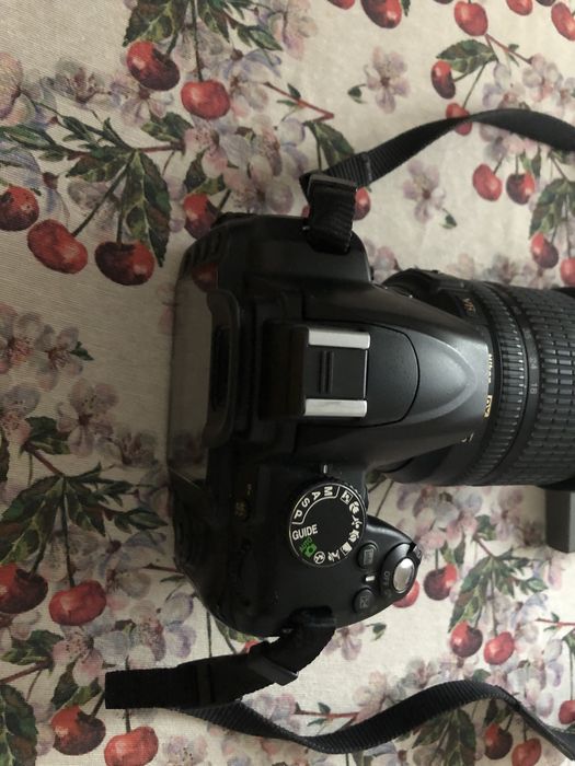 Aparat foto Nikon D3000 cu obiectiv 18-105