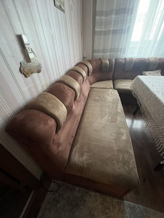 Продавам разтегателен ъглов диван удобен за хол или всекидневна.
