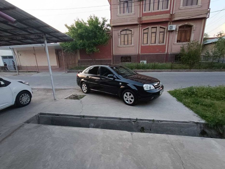Chevrolet Lacetti 1.8 sotiladi