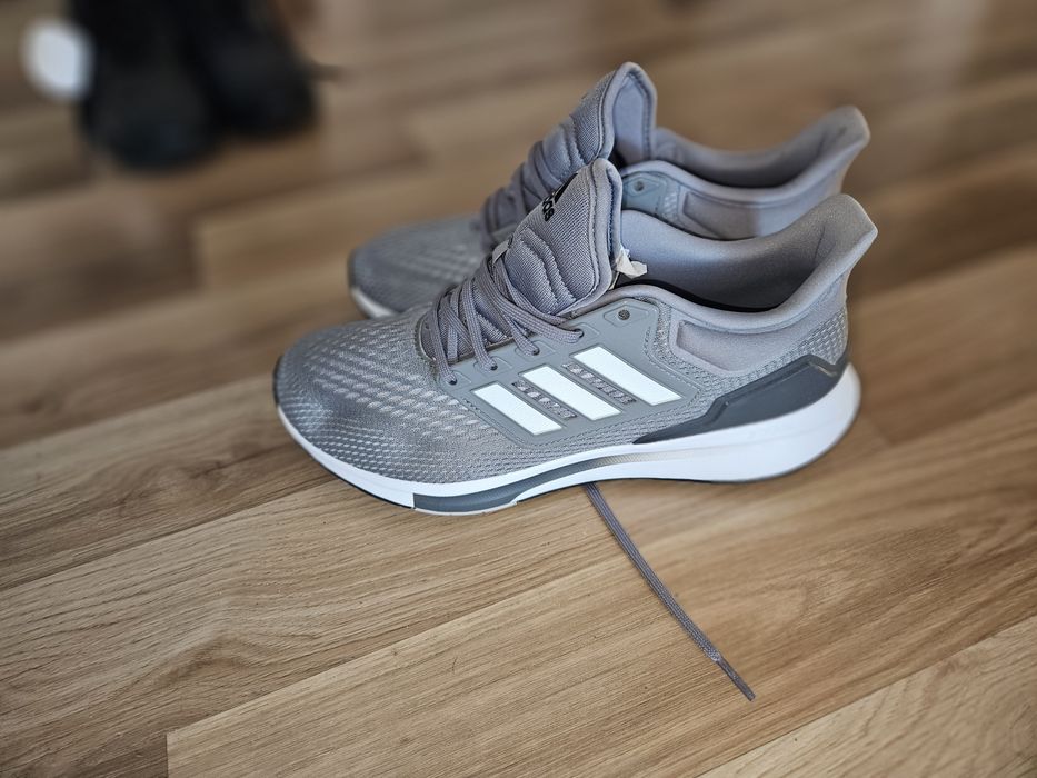 Adidași mărimea 43
