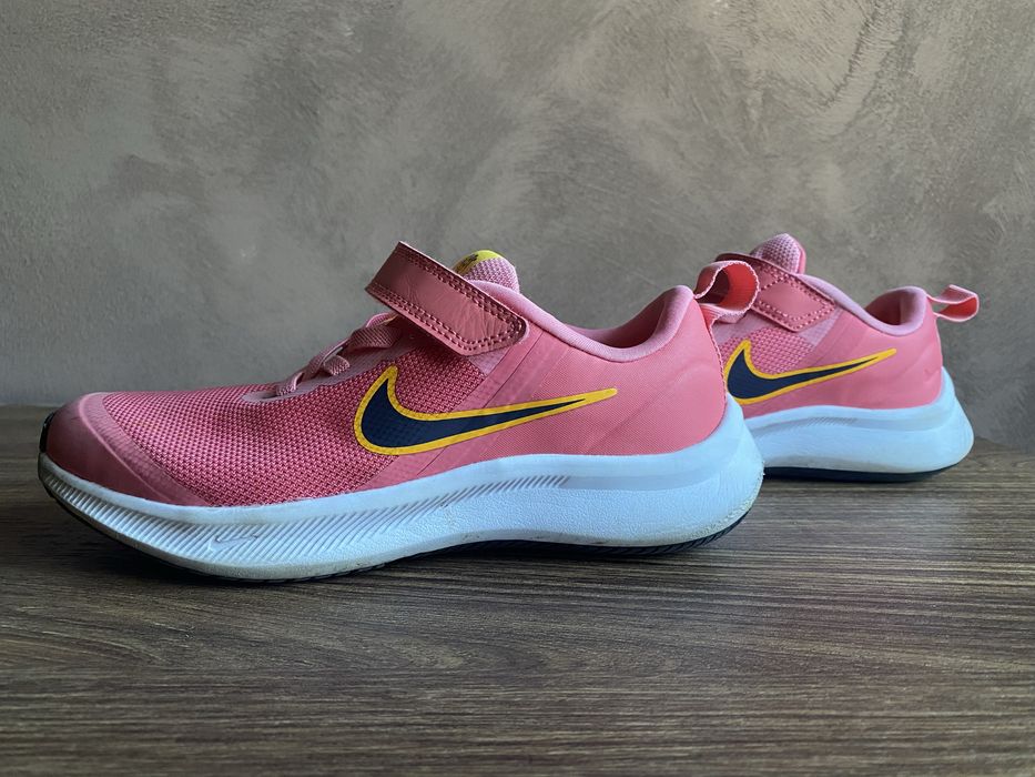 Маратонки Nike и New Balance