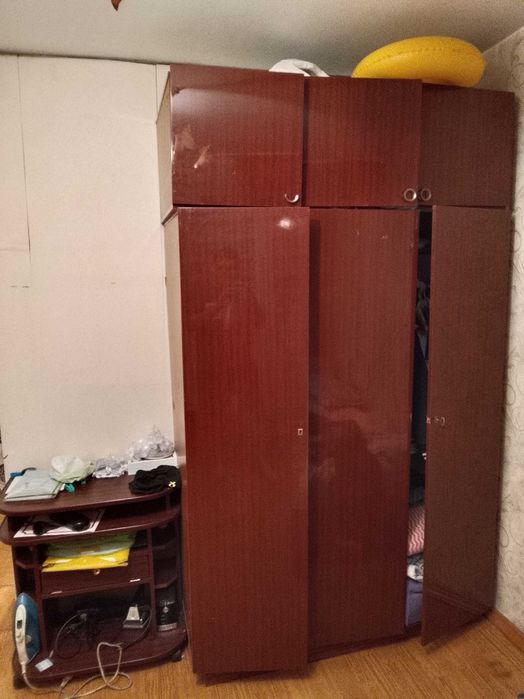 Продам шкаф за 5 тысч торг имеется тумба бесплатно