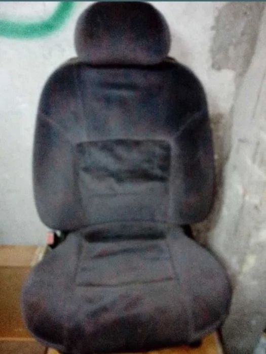 15 и 14 и 13 гуми с джанти.Също така и запазени седалки