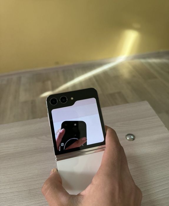 Samsung galaxy Z flip 5. 256gb