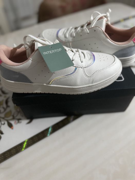 Продам кроссовки белые