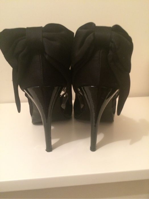 Високи сандали Zara