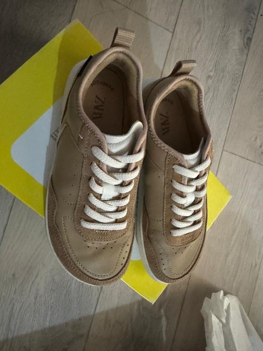 кроссовки ZARA .