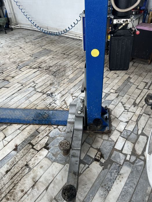 Подьемник для автосервиса