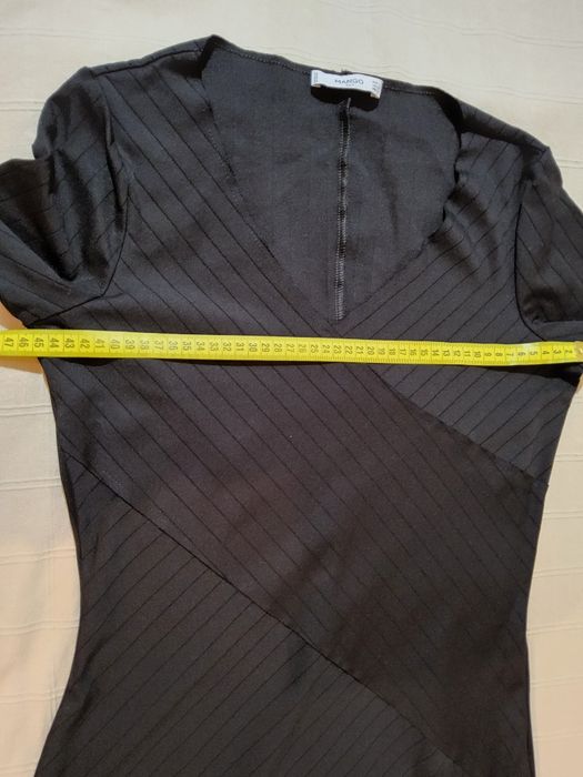 Черна рокля MANGO размер L с къс ръкав