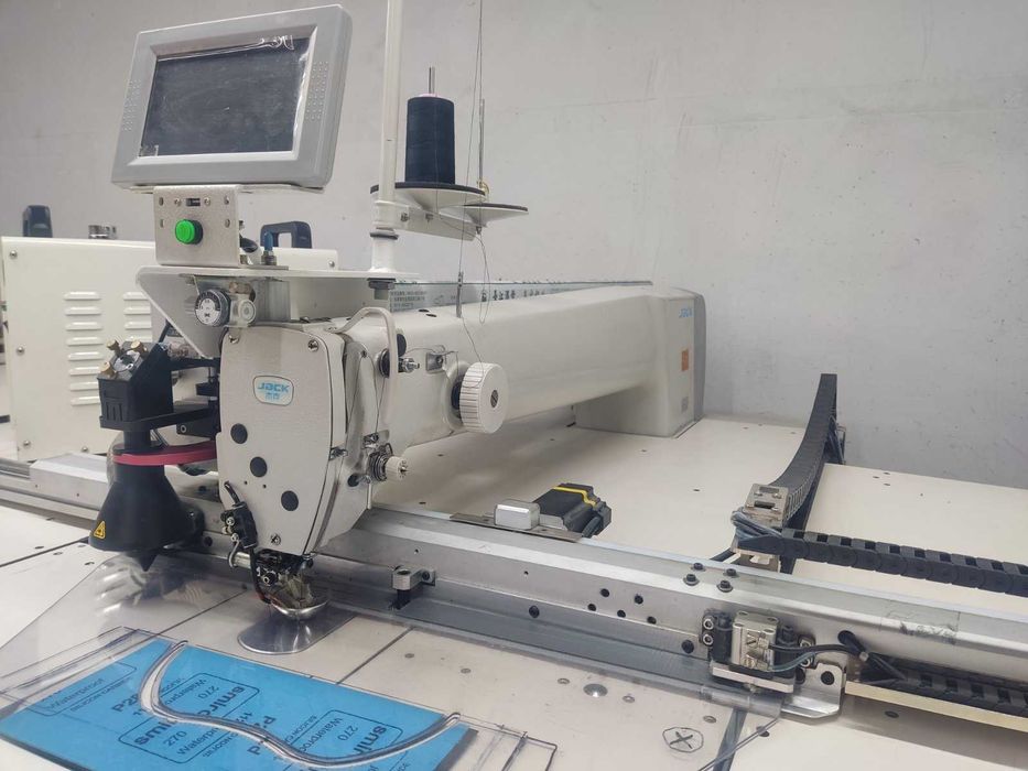 Шевна машина с програмируеми шевове и лазер за изрязване на кройки