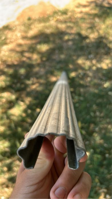 Stalpi de gard galvanizati aproape noi