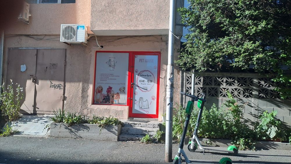 Частно лице отдава под наем търговско партерно помещение