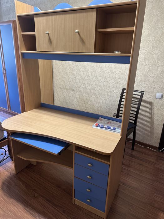 Детский шкаф , стол в отличном состояний