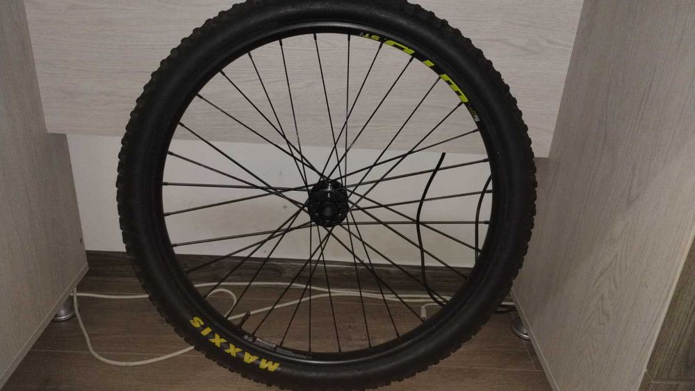 Vând Roată Față WTB 27.5, Ghidon si Pipa Kona si Pedale Nukeproof