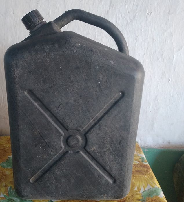 Продаётся канистра 25 литровая.