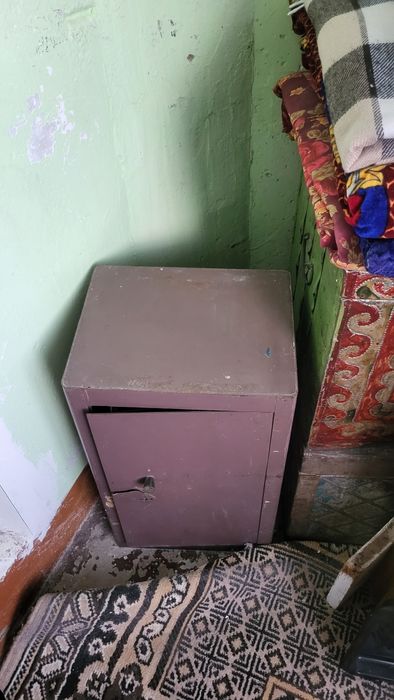 Сейф металлическии