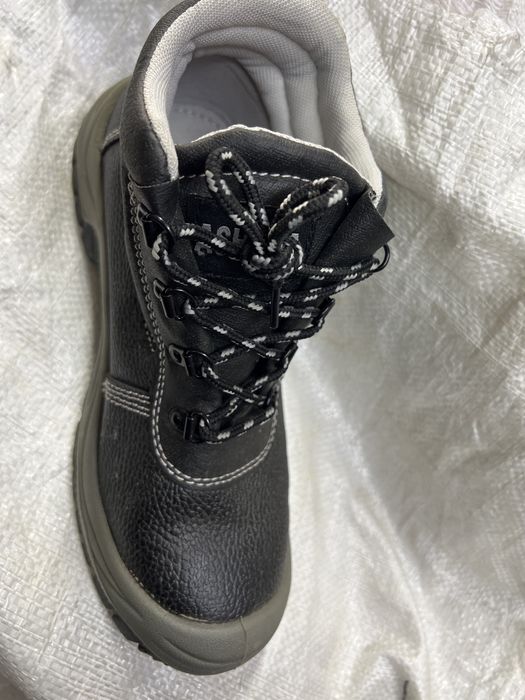 Рабочие ботинки.