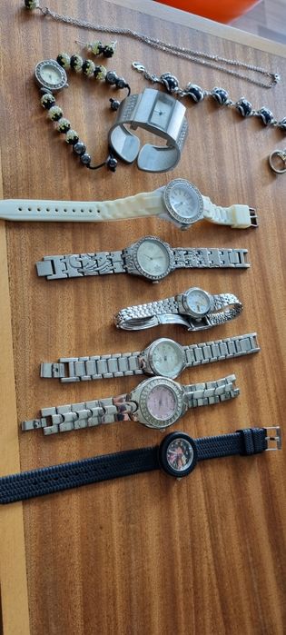 Лот часовници и бижута