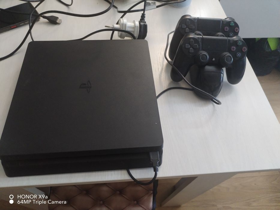 Продам игровую приставку  Sony 4