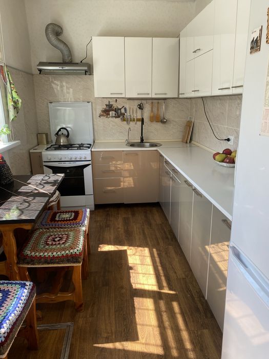 ПРОДАЮТСЯ 2 ДОМА В ОДНОМ ДВОРЕ (на две семьи) в центре Чирчика