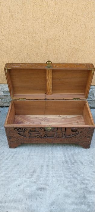 Cufar vintage din lemn sculptat