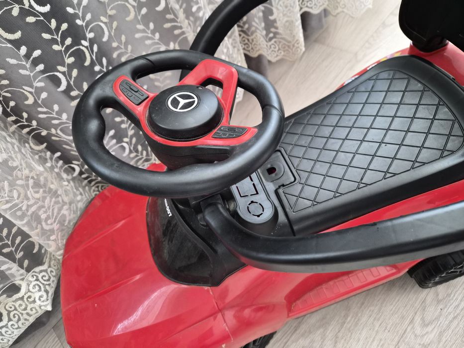 Продаётся детская каталка-толокар красного цвета