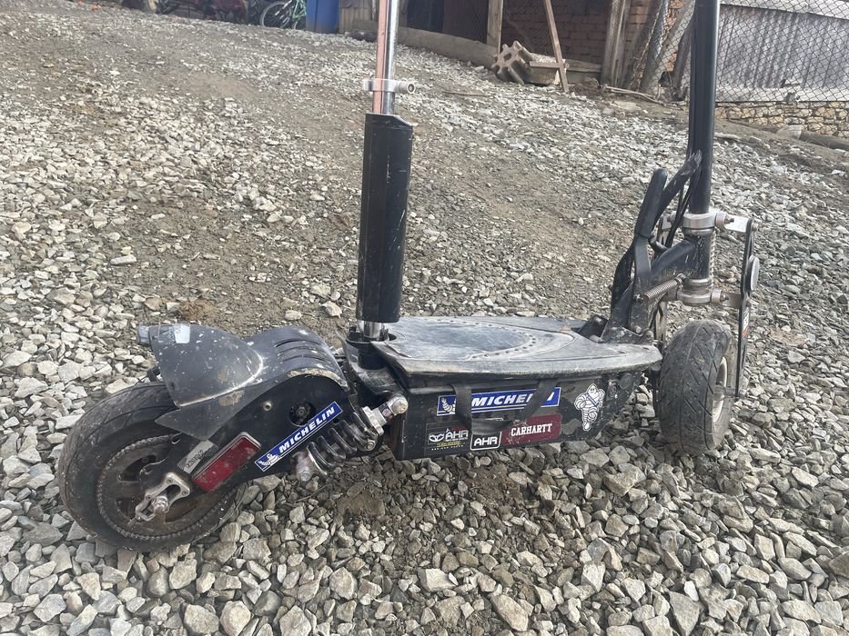 Trotineta electrica cu frane pe disc