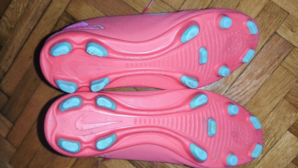 Crampoane Nike măr 40
