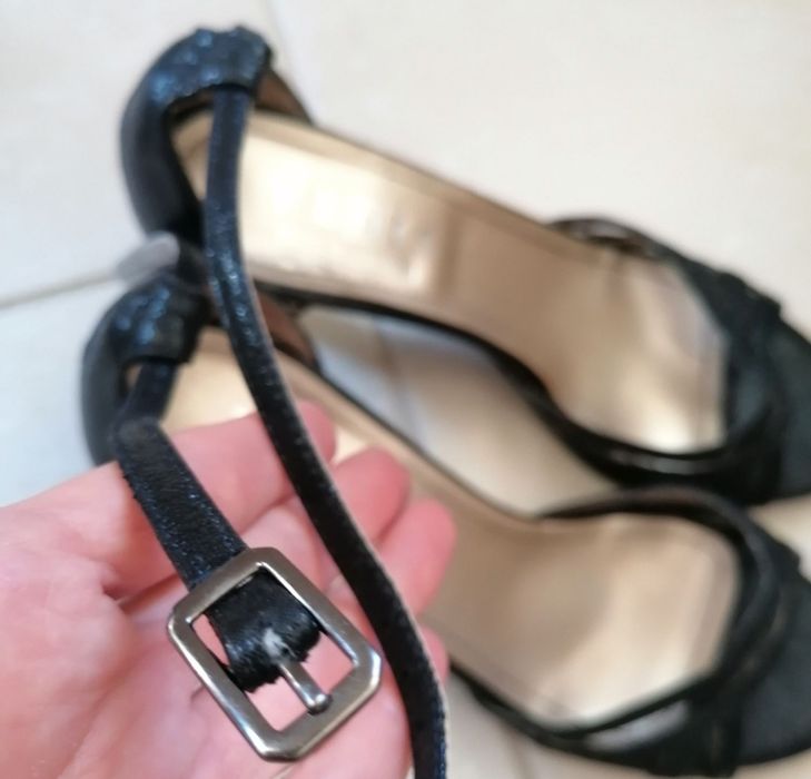 Елегантни и изящни сандали на ток